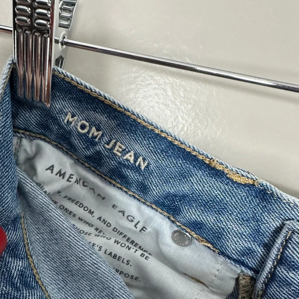 American Eagle‎ Outfitters Women's Mom Jeans Distressed Light Wash Size 4 Long